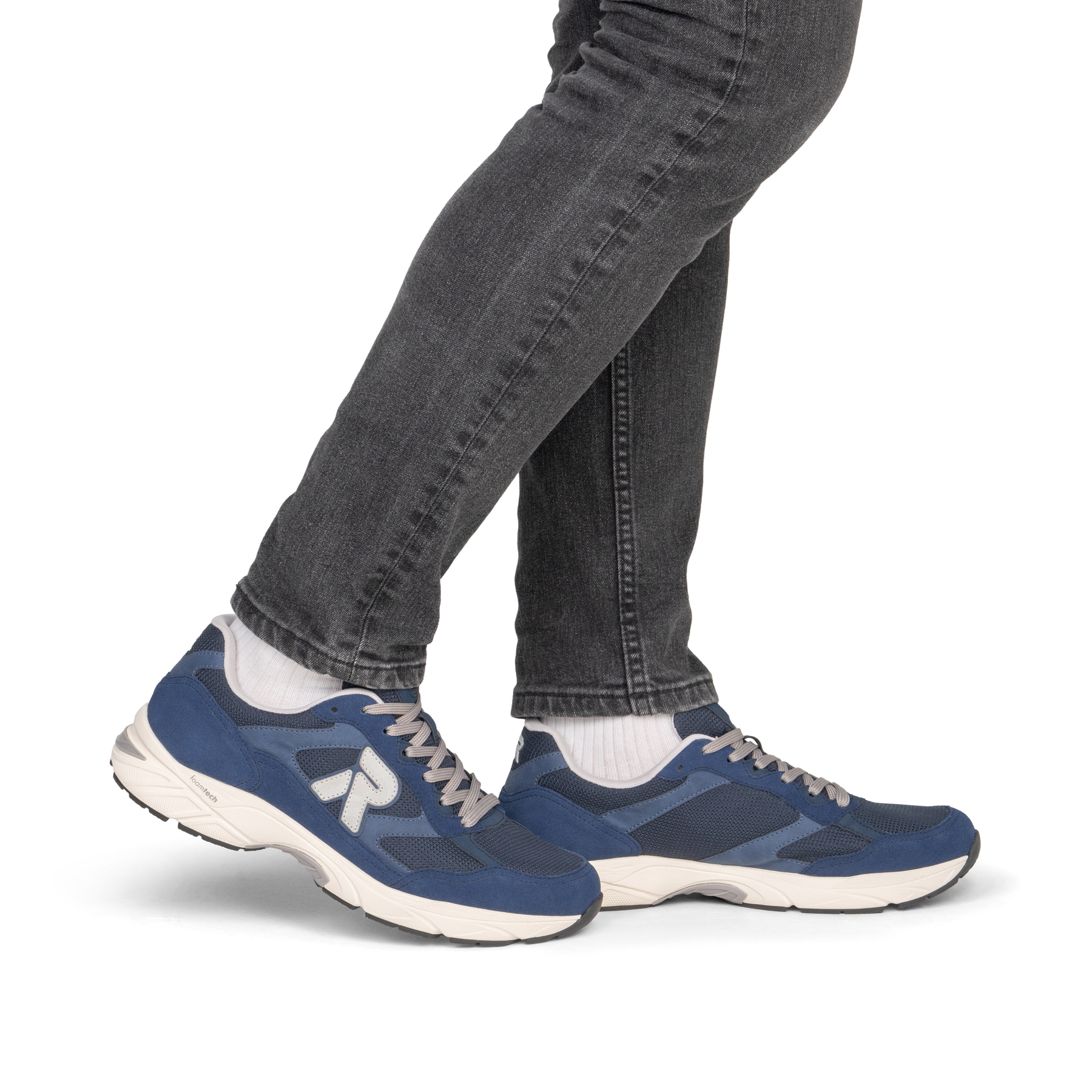Blaue Rieker Sport Herren Sneaker Low U4201-14. Schuh am Fuß.