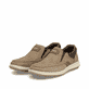 Braune Rieker Herren Slipper 17368-25 mit einem Gummizug sowie der Extraweite H. Schuhpaar seitlich schräg.