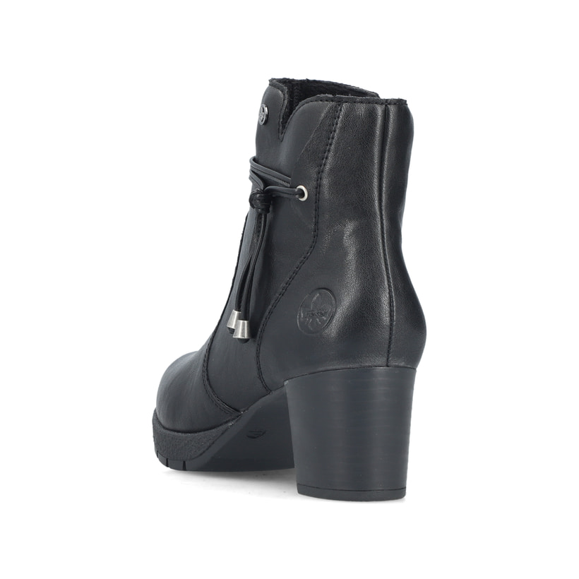 Schwarze Rieker Damen Stiefeletten 77667-00 mit modischer Kordel. Schuh von hinten.