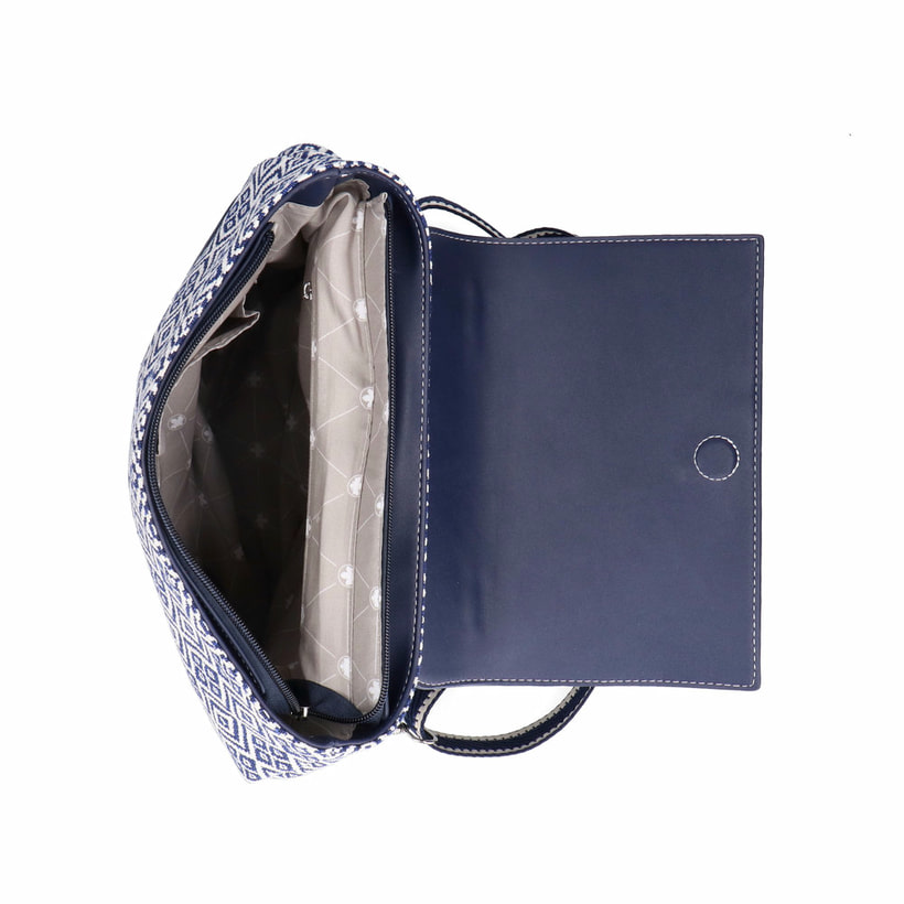 Sac à dos Rieker H1107-90 multi-tissé avec motif en losange et rabat avec fermeture magnétique. Ouvert.