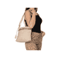 Sac à main Rieker H1519-65 beige avec aspect raphia, fermeture éclair et bandoulière réglable. Porté.