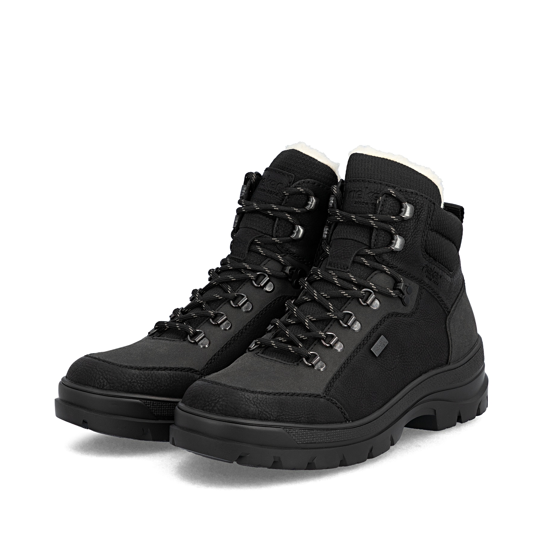 Asphaltschwarze Rieker Herren Schnürstiefel F5410-00 mit Flip-Grip Sohle mit Spikes. Schuhpaar schräg.