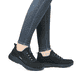 Schwarze Rieker Damen Slipper M5055-00 mit ultra leichter und flexibler Sohle. Schuh Außenseite gespiegelt.