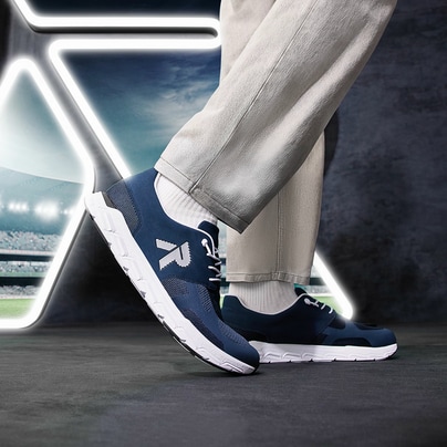 Blaue Rieker Herren Sneaker Low 09100-14 mit einer Gummischnürung. Schuh am Model.
