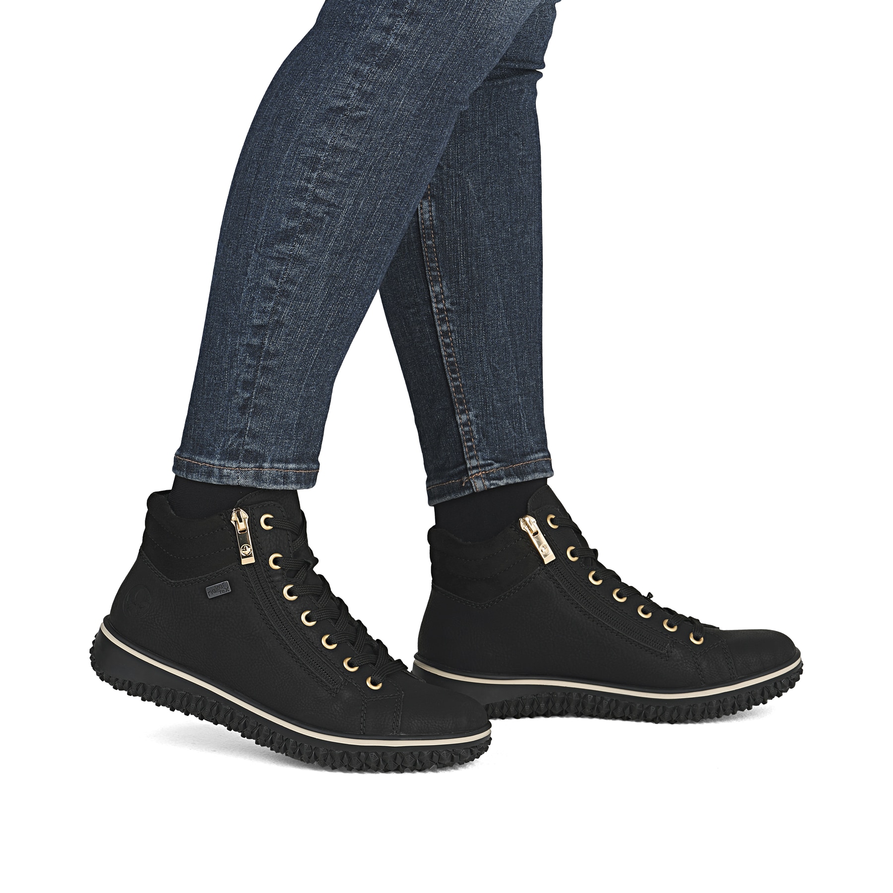 Schwarze Rieker Damen Schnürstiefel Z4263-00 mit wasserabweisender TEX-Membran. Schuh am Fuß.