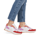 Weiße Rieker Damen Sneaker Low W1308-80 mit einer Schnürung. Schuh am Fuß.