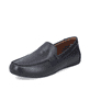 Glanzschwarze Rieker Herren Slipper 09557-00 mit der Komfortweite G 1/2. Schuh seitlich schräg.