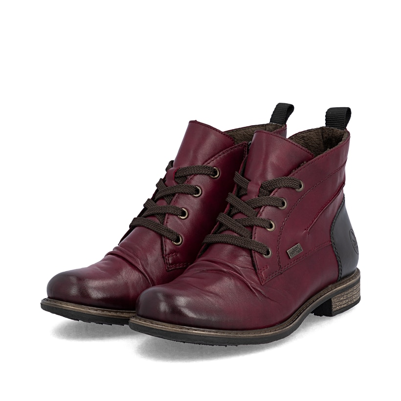 Weinrote Rieker Damen Kurzstiefel 74804-35 aus Glattleder. Schuhpaar seitlich schräg.