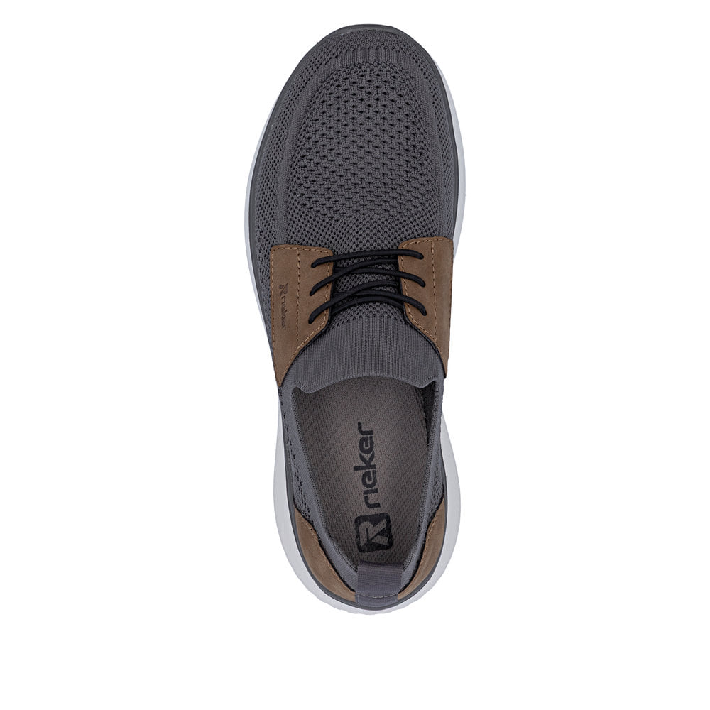 Graue Rieker Herren Slipper B9656-45 mit einem Gummizug sowie der Komfortweite G. Schuh von oben.