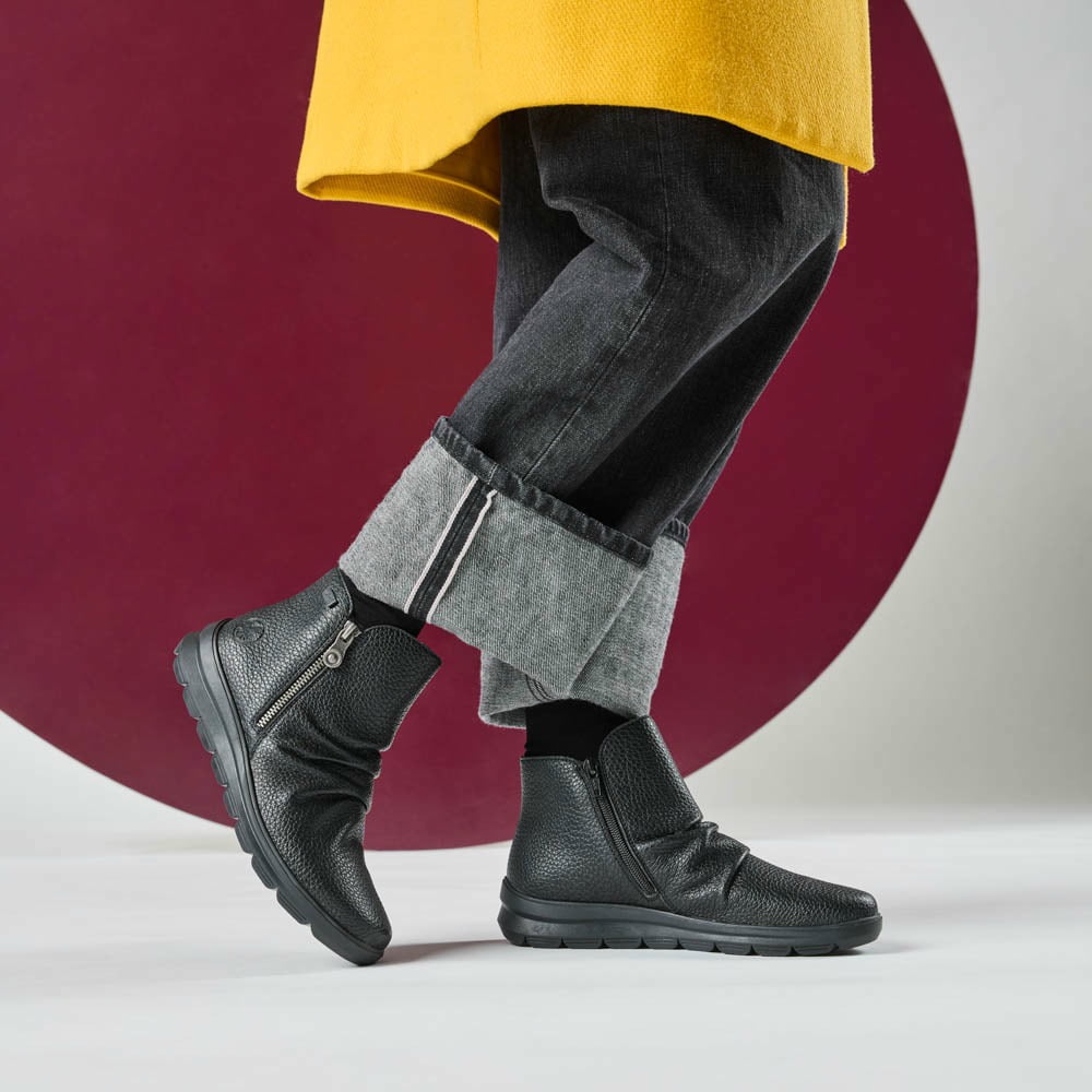 Schwarze Rieker Damen Kurzstiefel Z0056-00 getragen