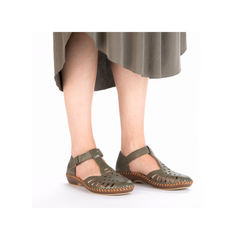 Grüne Rieker Damen Riemchensandalen M1688-54 mit einem Klettverschluss. Schuh am Fuß.