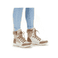 
Braunbeige Rieker Damen Schnürstiefel M9644-60 mit Schnürung sowie einer Profilsohle. Schuh am Fuß