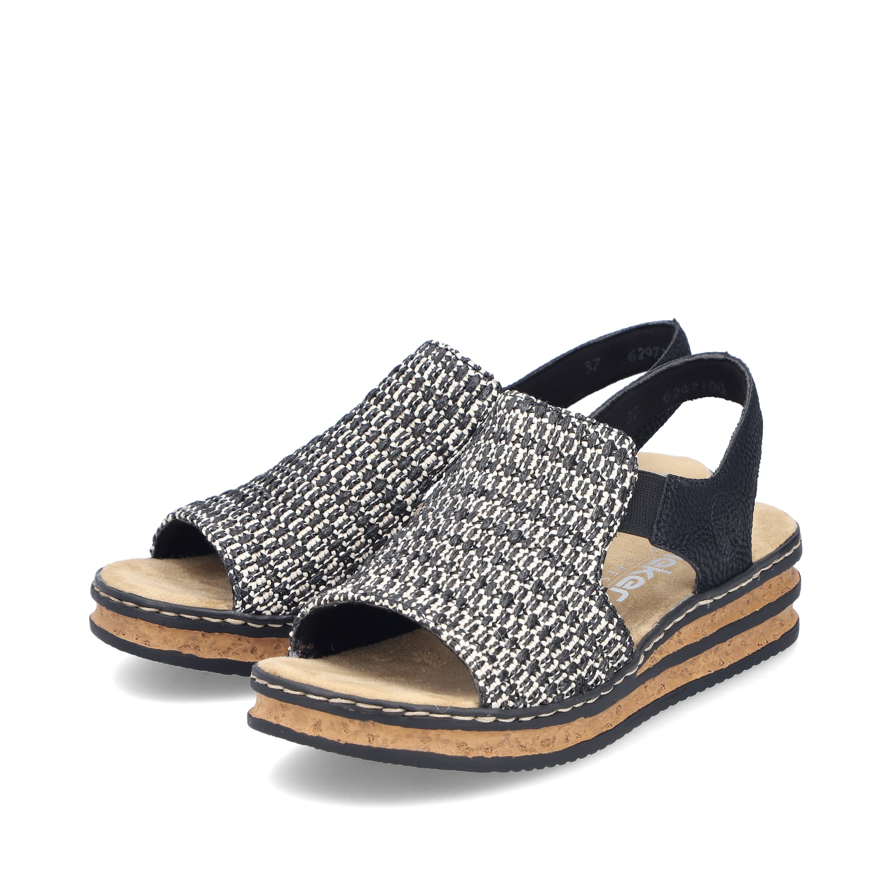 Schwarze Rieker Keilsandaletten 62971-00 mit einem Gummizug. Schuhpaar seitlich schräg.