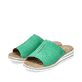 Grasgrüne Rieker Damen Pantoletten V0673-52 mit Ziernähten. Schuhpaar seitlich schräg.