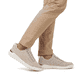 Beige Rieker Herren Sneaker Low U1101-62 mit flexibler und super leichter Sohle. Schuh am Fuß.
