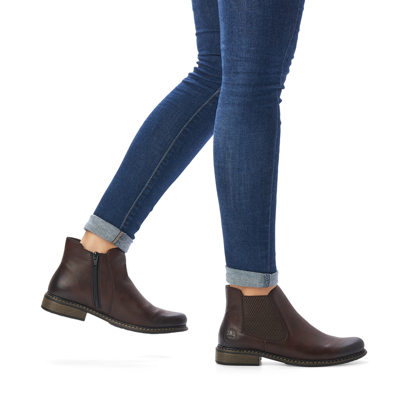 Espressobraune Rieker Damen Chelsea Boots Z4994-26 mit Reißverschluss. Schuh am Fuß