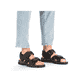Schwarze Rieker Herren Trekkingsandalen 25053-00 mit einem Klettverschluss. Schuh am Fuß.
