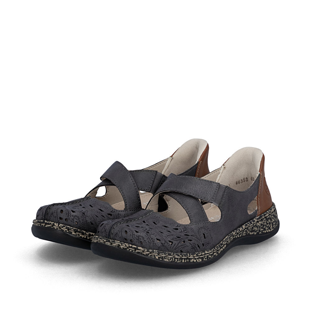 Graue Rieker Ballerinas 46352-45 aus Glattleder mit praktischer easy in Funktion. Schuhpaar seitlich schräg.