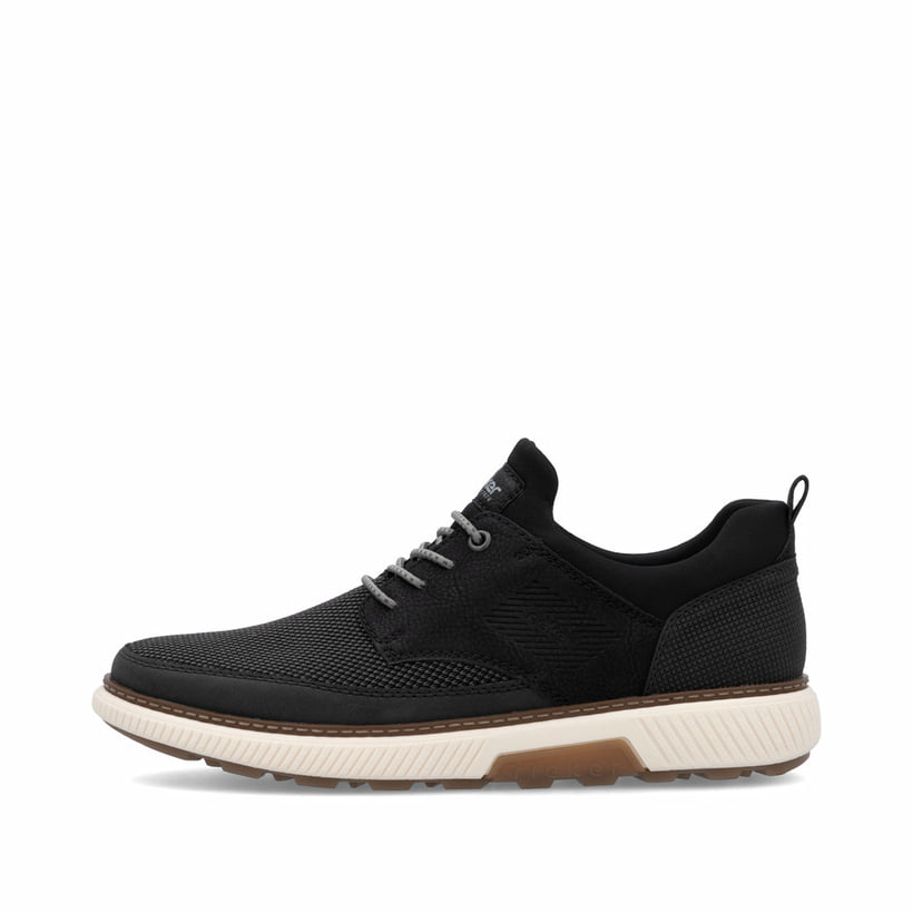 Schwarze Rieker Herren Slipper B3354-00 mit einem Gummizug sowie Extraweite H. Schuh Außenseite.