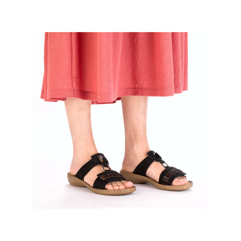 Schwarze Rieker Damen Pantoletten 60881-00 mit einem Klettverschluss. Schuh am Fuß.