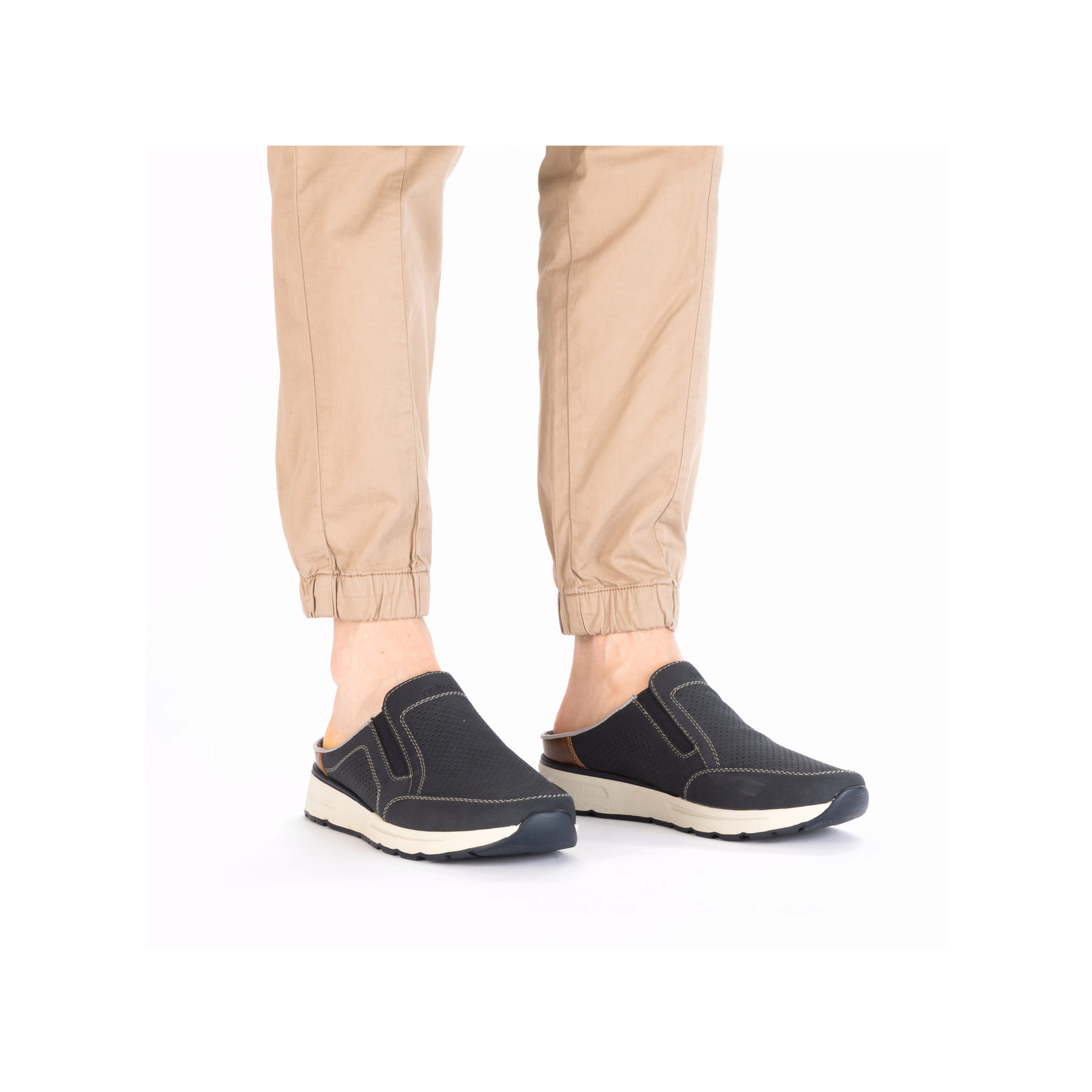 Blaue Rieker Herren Clogs B0760-14 mit einem Gummizug sowie der Komfortweite G. Schuh am Fuß.