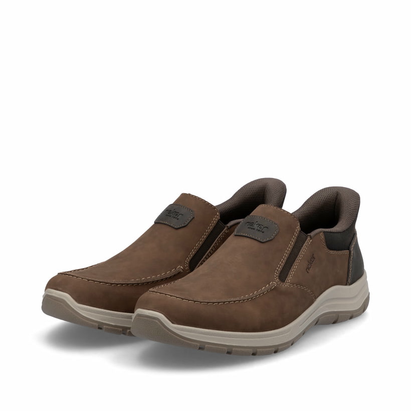 Braune Rieker Herren Slipper 03655-24 mit easy Hineinschlüpf-Möglichkeit. Schuhpaar seitlich schräg.