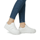 Weiße Rieker Damen Sneaker Low M1910-80 mit einer Schnürung. Schuh am Fuß.
