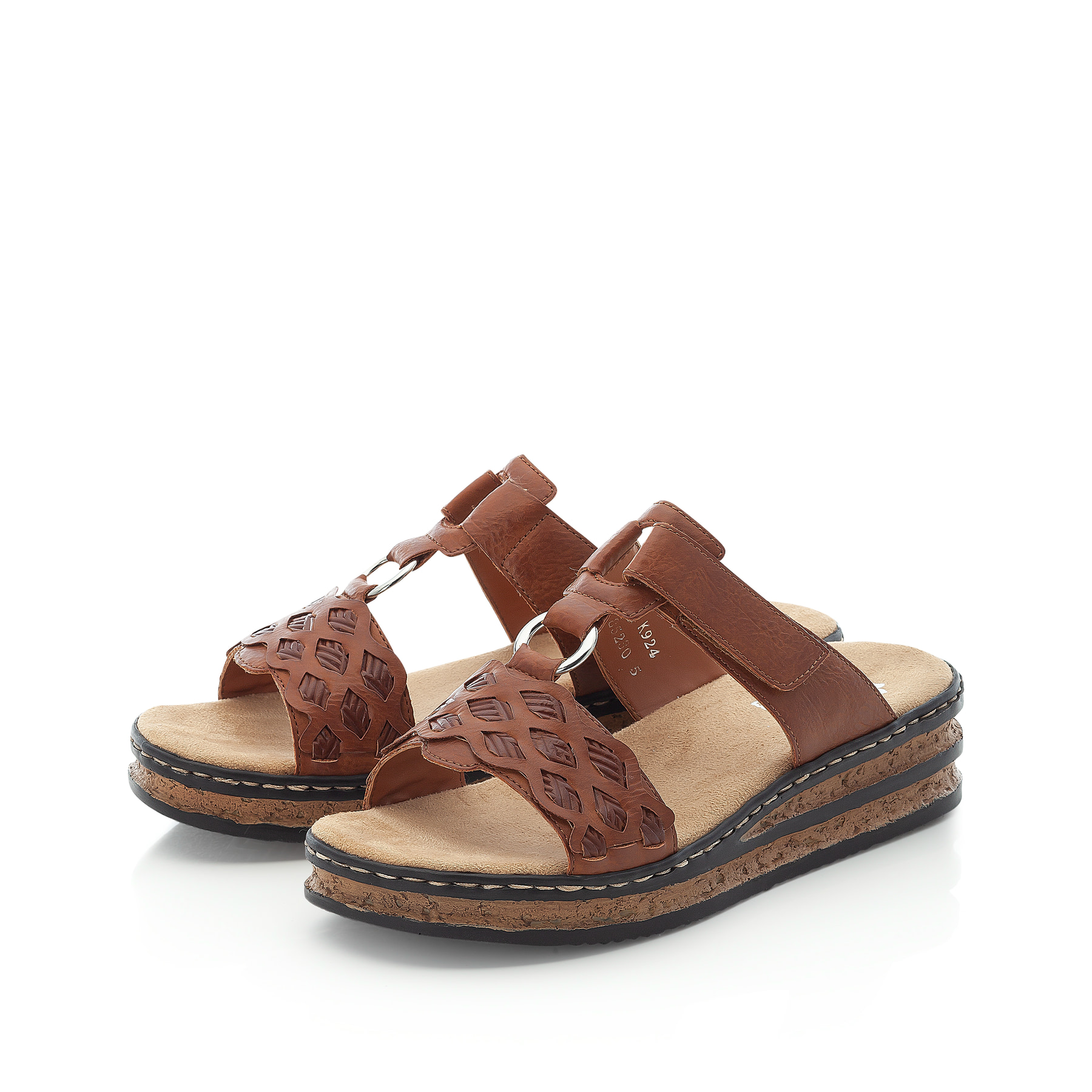 Braune Rieker Damen Pantoletten 629K9-24 mit einem Klettverschluss. Schuhpaar seitlich schräg.