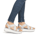 Silberne Rieker Damen Riemchensandalen W3053-90 mit einem Gummizug. Schuh am Fuß.