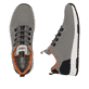 Graue Rieker Herren Slipper B3454-42 mit einem Gummizug sowie der Extraweite H. Schuh von oben, liegend.