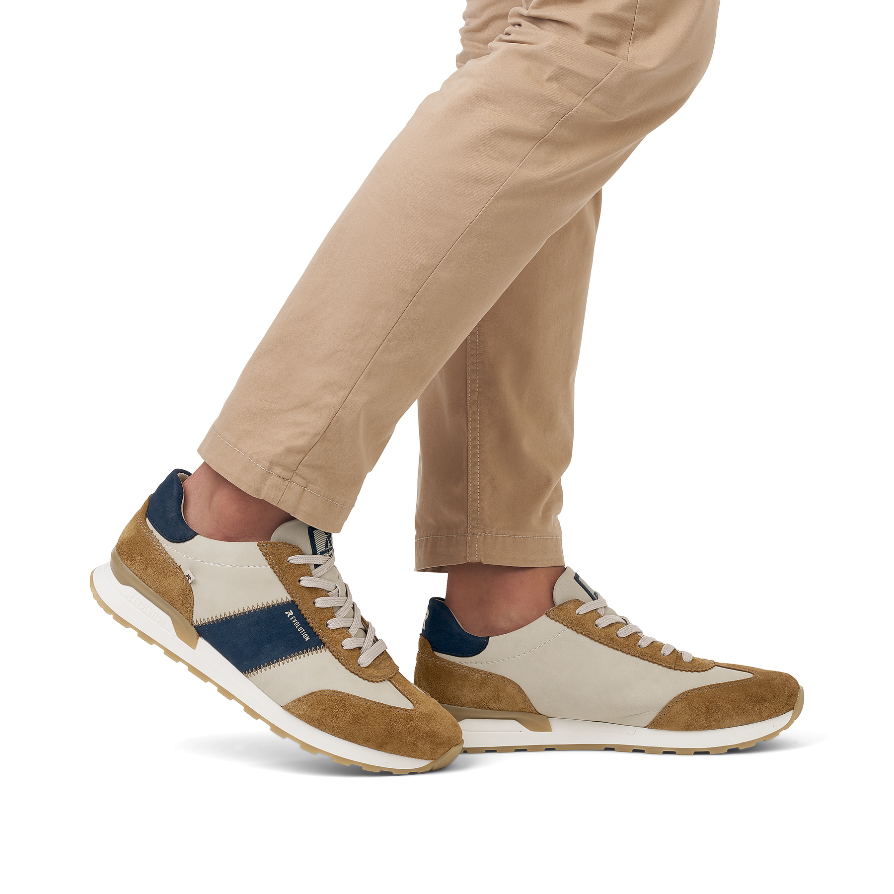 Beige Rieker Herren Sneaker Low U0306-60 mit griffiger und leichter Sohle. Schuh am Fuß.