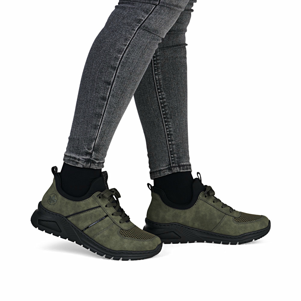 Mocassins Rieker verts pour femme M4970-54 avec bande élastique. Chaussure au pied.