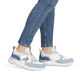 Weißblaue Rieker Damen Sneaker Low W2506-80 mit Schnürung sowie abgesetztem Logo. Schuh am Fuß.