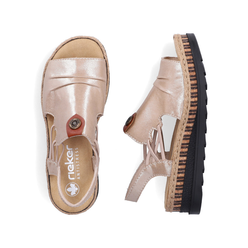 Beige Rieker Keilsandaletten V7972-60 mit metallischem Finish sowie Gummizug. Schuh von oben, liegend.