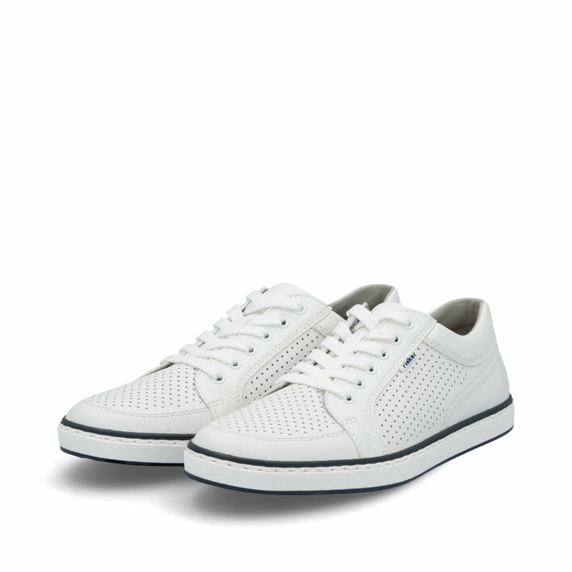 Weiße Rieker Herren Schnürschuhe 19603-80 mit modernen Ziernähten. Schuhpaar seitlich schräg.