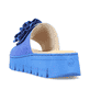 Blaue Rieker Damen Pantoletten V1052-14 mit dekorativer Blume. Schuh von hinten.