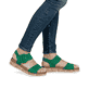 Grüne Rieker Damen Riemchensandalen W0800-52 mit trendigen Schnalle. Schuh am Fuß.