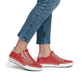 Rote Rieker Damen Slipper L7250-34 mit einem Reißverschluss. Schuh am Fuß.