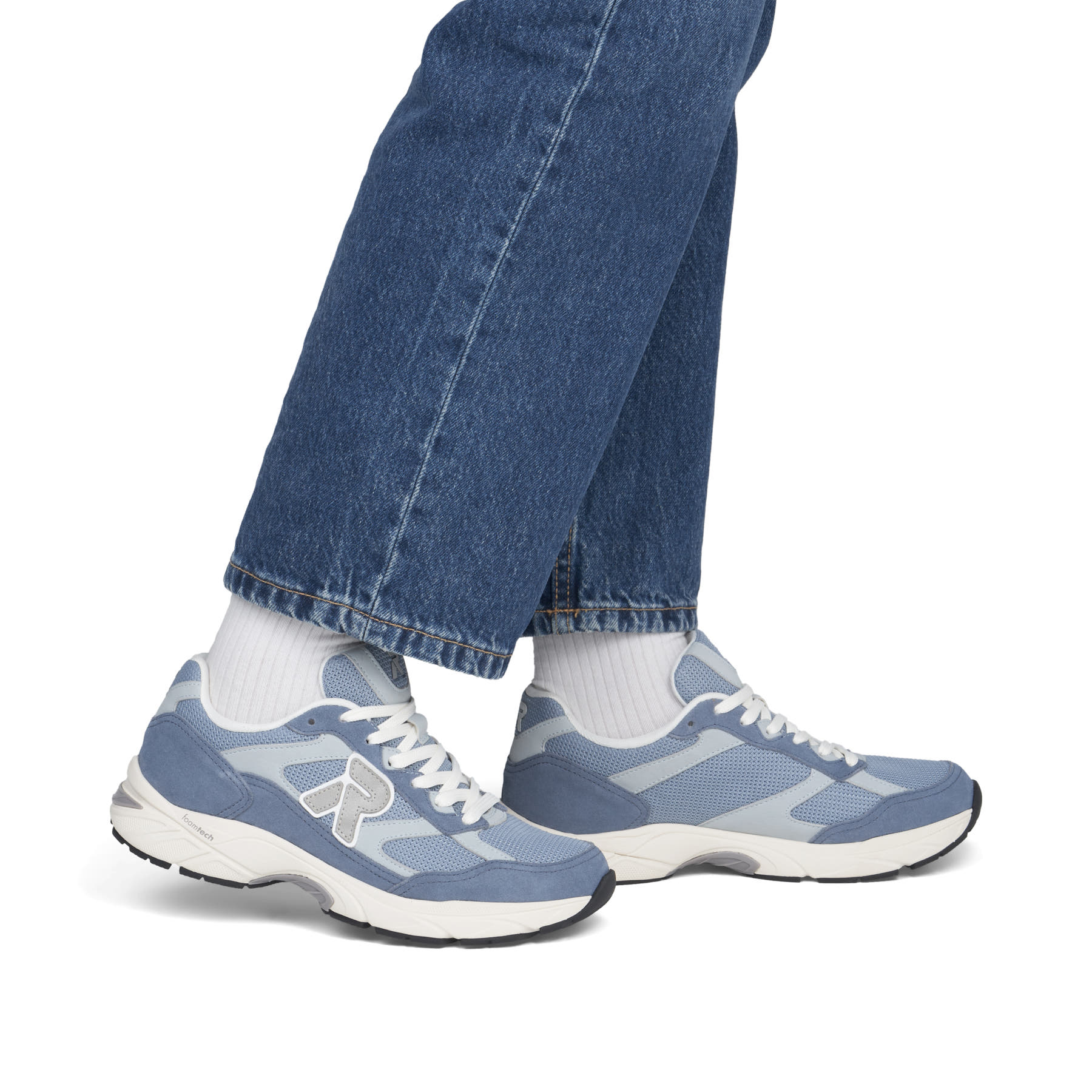 Blaue Rieker Sport Damen Sneaker Low W4201-10. Schuh am Fuß.