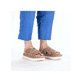 Beige Rieker Damen Pantoletten 61589-62 mit modischen Flechtelementen. Schuh am Fuß.
