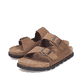 Braune Rieker Herren Pantoletten 21190-26 mit einem Schnallen sowie Extraweite H. Schuhpaar seitlich schräg.