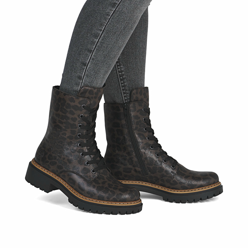 Mehrfarbige Rieker Damen Biker Boots 72627-90 mit Leo-Print sowie Reißverschluss. Schuh am Fuß.