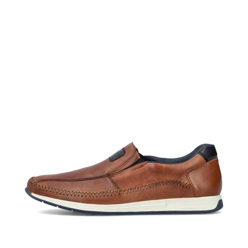 Braune Rieker Herren Slipper 11962-25 aus Glattleder mit modernen Ziernähten. Schuh Außenseite.