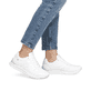 Weiße Rieker Damen Sneaker Low W2401-80 mit Schnürung sowie super leichter Sohle. Schuh am Fuß.