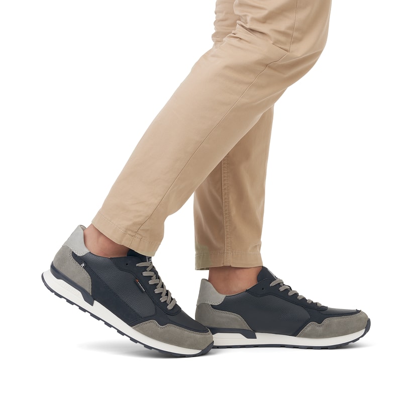 Blaue Rieker Herren Sneaker Low U0307-14 mit griffiger und leichter Sohle. Schuh am Fuß.