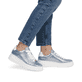 Blaue vegane Rieker Damen Sneaker Low W2302-14 mit einer Schnürung. Schuh am Fuß.