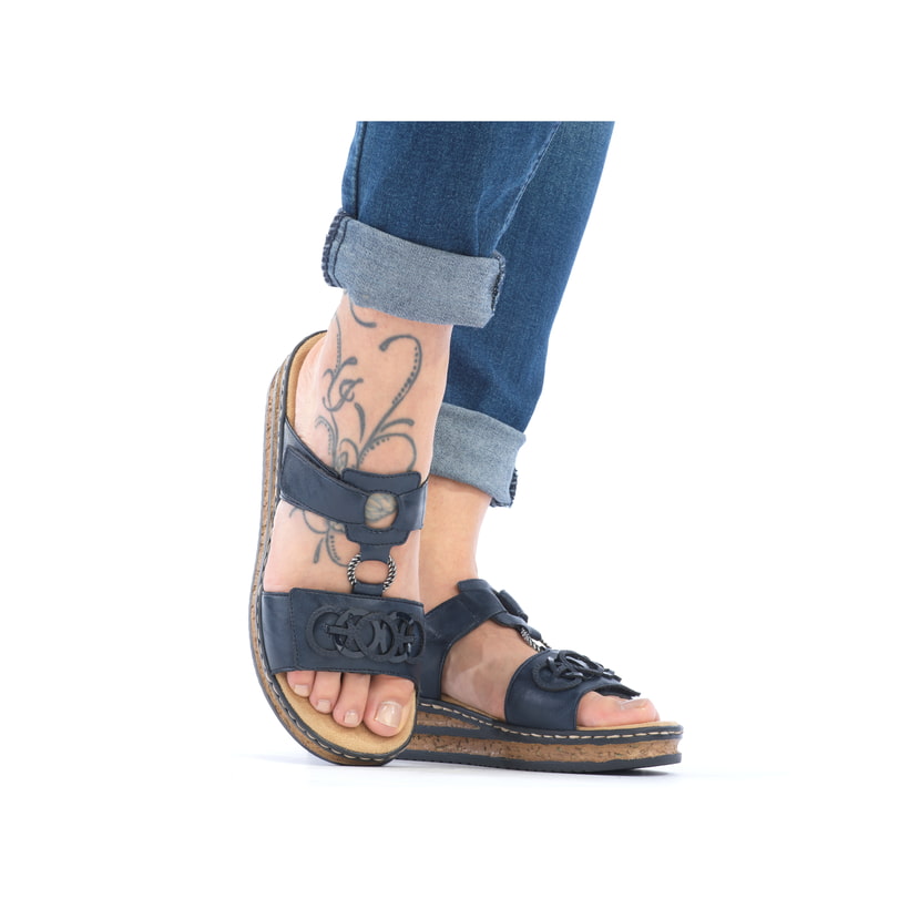 Blaue Rieker Damen Pantoletten 62936-14 mit einem Klettverschluss. Schuh am Fuß.