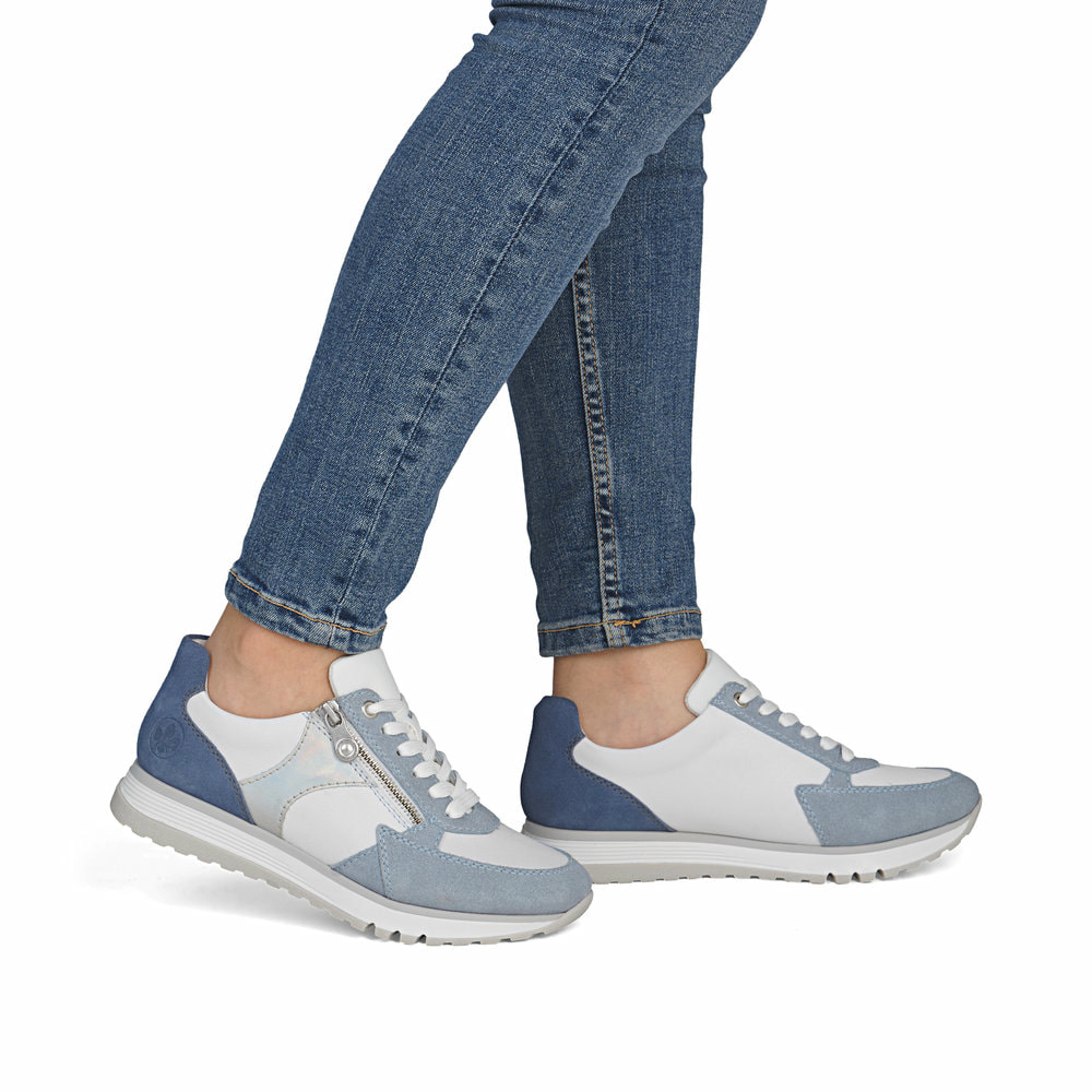 Baskets basses Rieker bleues pour femme 49010-12 en cuir lisse. Chaussure au pied.