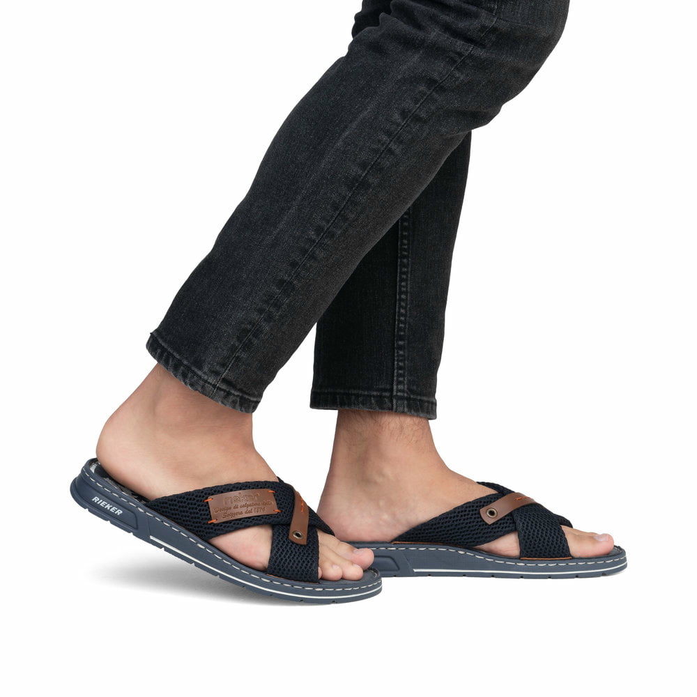 Blaue Rieker Herren Pantoletten 21239-14 mit Komfortweite G sowie leichter Sohle. Schuh am Fuß.