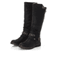 Schwarze Rieker Damen Hochschaftstiefel 94789-00 mit Riemen mit Nietenschmuck. Schuhpaar seitlich schräg.